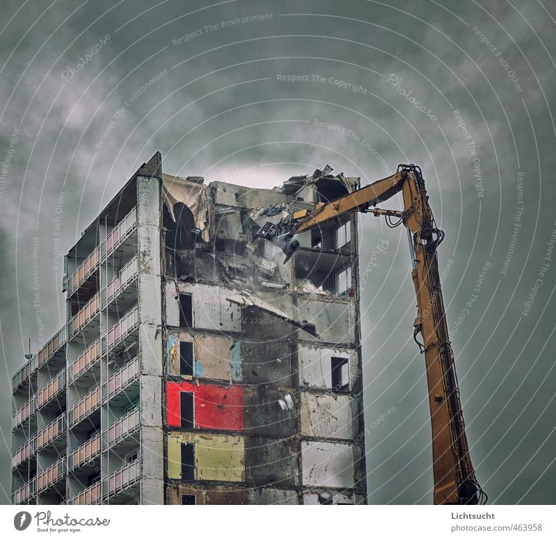 Es war einmal die Zukunft von Gestern Tapete Badewanne Baumaschine Dresden Johannstadt Stadtzentrum Hochhaus Ruine Fassade Balkon Beton Bauschutt weinen