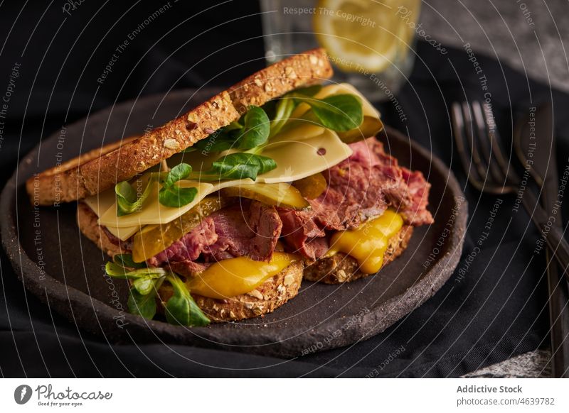 Leckeres Sandwich mit Ei und Fleisch in getoastetem Brot auf einem Teller Belegtes Brot Zuprosten Lebensmittel Mahlzeit Käse lecker Küche appetitlich dienen