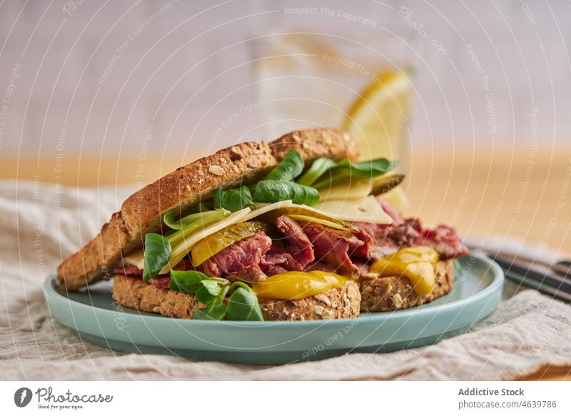 Leckeres Sandwich mit Ei und Fleisch in getoastetem Brot auf einem Teller Belegtes Brot Zuprosten Lebensmittel Mahlzeit Käse lecker Küche appetitlich dienen