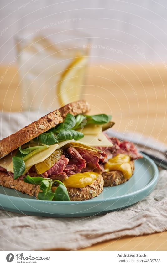 Leckeres Sandwich mit Ei und Fleisch in getoastetem Brot auf einem Teller Belegtes Brot Zuprosten Lebensmittel Mahlzeit Käse lecker Küche appetitlich dienen