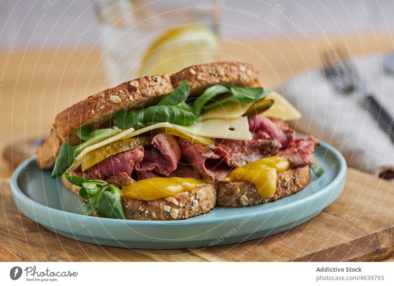 Leckeres Sandwich mit Ei und Fleisch in getoastetem Brot auf einem Teller Belegtes Brot Zuprosten Lebensmittel Mahlzeit Käse lecker Küche appetitlich dienen