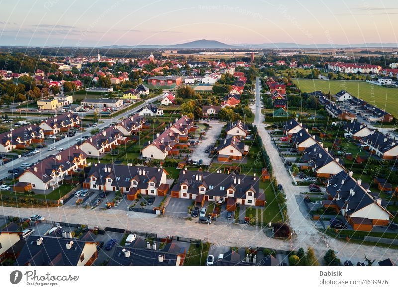 Vorstadtviertel in Europa Stadt, Luftaufnahme wohnbedingt Antenne Nachbarschaft Zeitgenosse Stadtraum Straße Gebäude Revier Stadtbild lebend Panorama Viertel