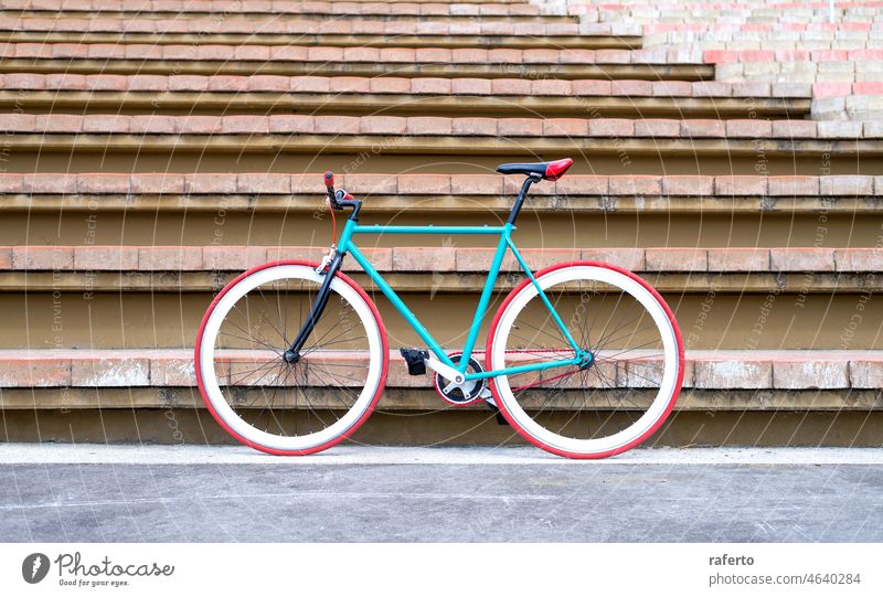 Radfahren oder Pendeln im städtischen Umfeld, ökologisches Verkehrskonzept. Fahrrad Transport Sport Großstadt urban alt Straße Zyklus Lifestyle Stil retro