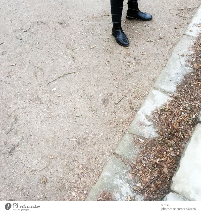 Herbstsalat sandplatz füße schuhe stiefel treppenabsatz laub steinplatte steintreppe schwarz ungeharkt blätter äste stehen winter