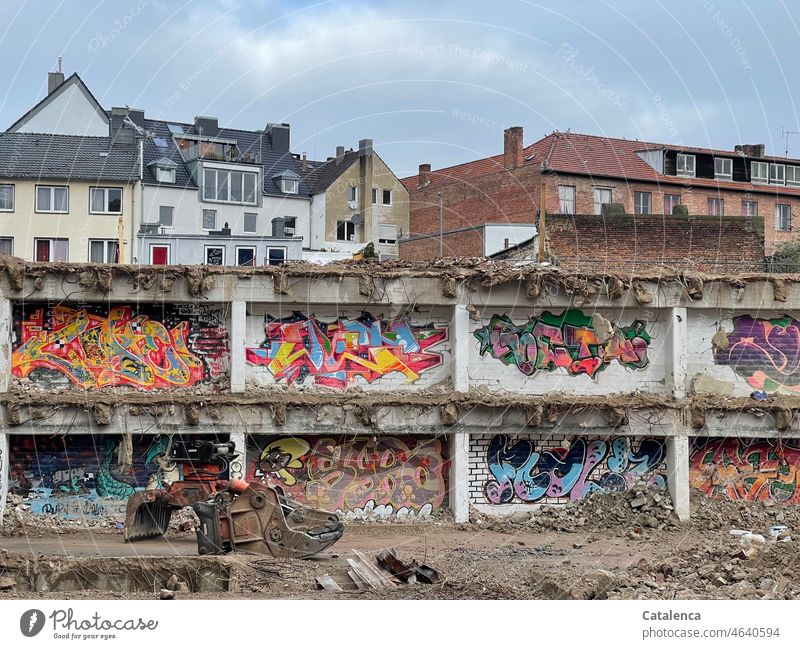 Ruhepause beim Abriss Baggerschaufel Gebäude Abrissunternehmen Bauschutt Mauer Mauerwerk Wände Fassade Erde Boden Stein Haus kaputt Zerstörung