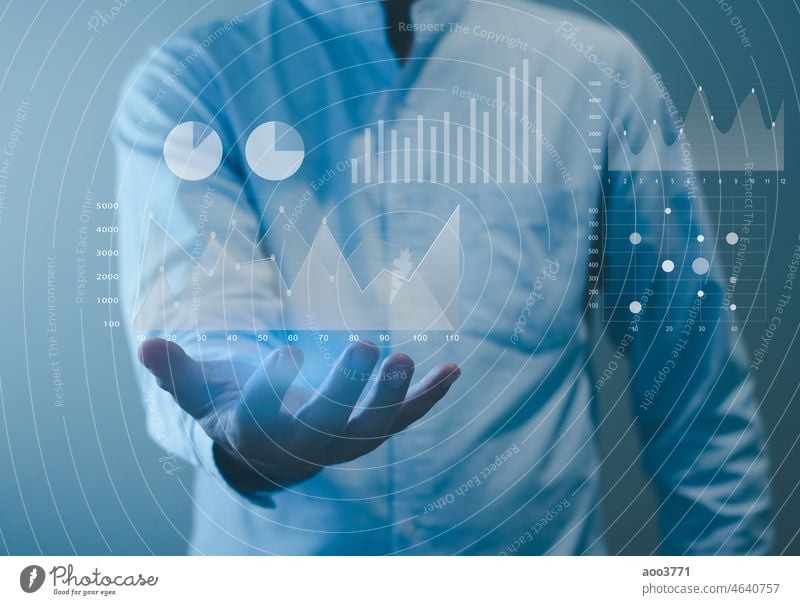 Geschäftsmann, der große Datenmengen mit virtuellen Investitionsgrafiken und -diagrammen analysiert. Tabelle Grafische Darstellung Bildschirm Business