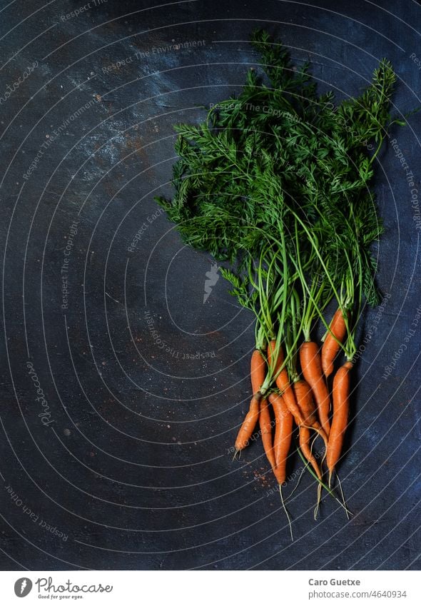 Bio-Möhren flachgelegt Karotten Biologische Landwirtschaft Bio-Lebensmittel Bio-Gemüse Bio-Karotten flache Verlegung Foodfotografie Food-Styling Orangengemüse