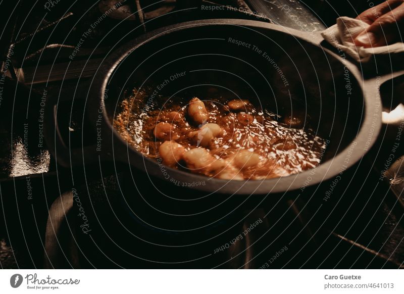 Gebratene Garnelen zubereiten gebratene Krabben Öl Kochzutaten Essen zubereiten Lebensmittel Kücheneinrichtung Gambas fritas Friendo Gambas freir Gamben