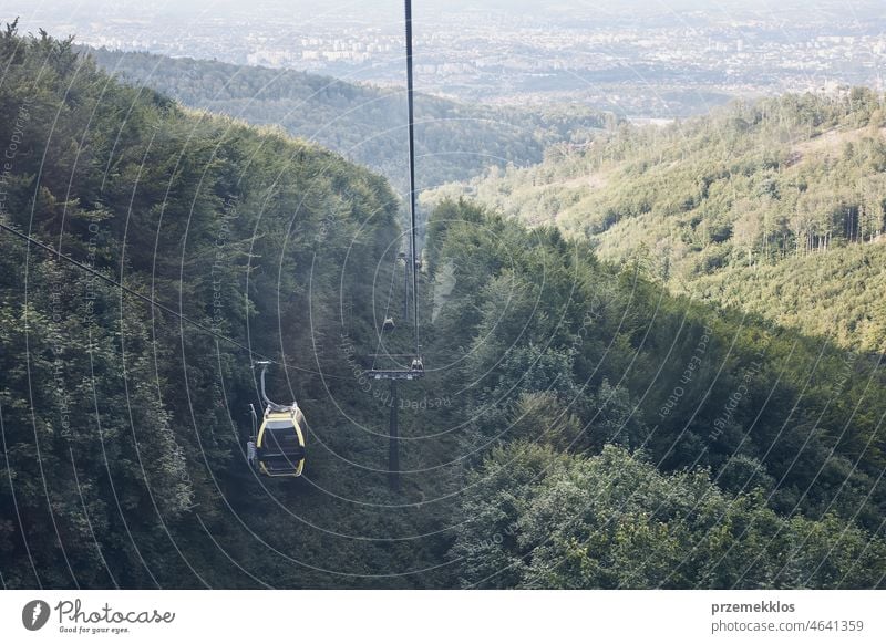 Seilbahn auf den Gipfel eines Berges unter Bäumen im Wald an einem sonnigen Sommertag Kabel PKW Verkehr Berge u. Gebirge heben reisen Tourist Transport Hügel