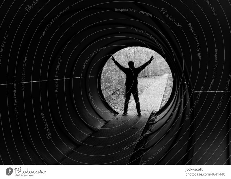 lockere Haltung am Ende des Tunnels Röhre Silhouette Schatten Tunnelblick Wege & Pfade Gegenlicht Kontrast Mensch Strukturen & Formen Steg Gang Architektur rund