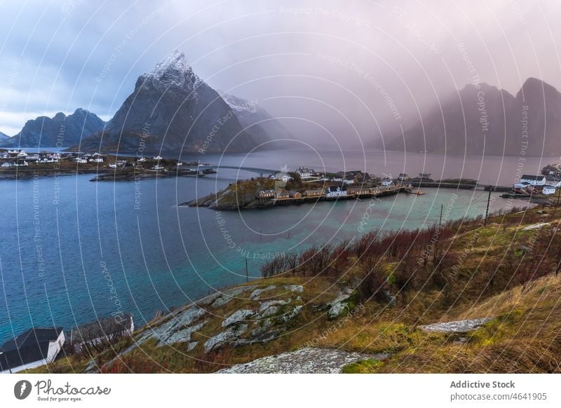 Malerischer Blick auf die felsige Küste mit ländlicher Siedlung Berge u. Gebirge Landschaft Hochland Kamm Gelände Dorf Ambitus Haus Bucht Norwegen lofoten Insel