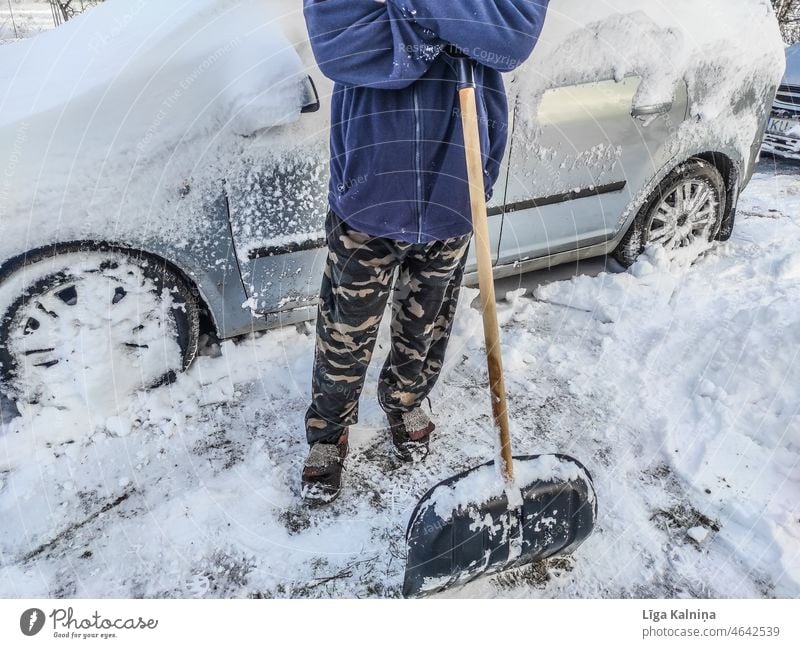 Mann beim Schneeschaufeln kalt Winter Winterdienst Schneedecke Schneefall Wintertag Tag weiß Frost Wetter Außenaufnahme Winterstimmung frieren Natur Landschaft