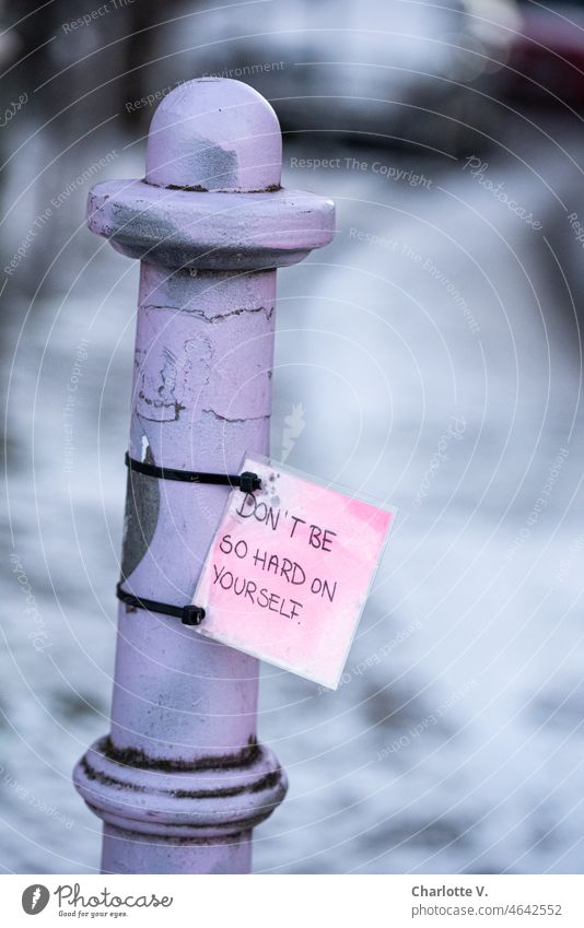 Don´t be so hard on yourself | Stressabbau | Ausgelaugt Poller Straßenrand Zettel Schriftzeichen Botschaft Message Trost spenden aussage nachricht aufmunterung