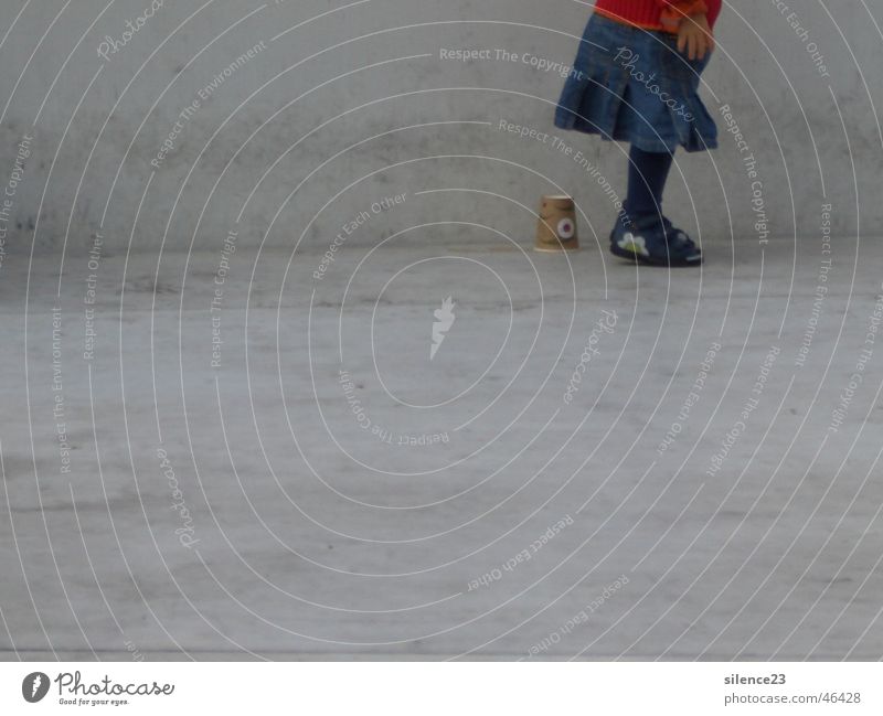 Playing Kid Beton Mädchen Kind Becher Spielen Müll grau Denkmal Außenaufnahme Regensburg Bayern umfallen Unfall Schuhe Deutschland Kaffee Freude Freiheit