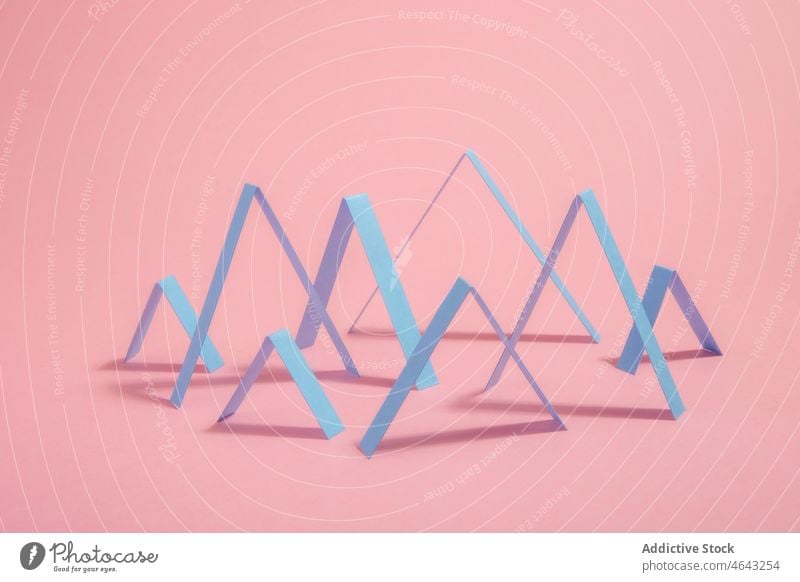 Zickzack-Muster auf rosa Hintergrund Konzept Geometrie abstrakt Tabelle Grafische Darstellung Tendenz Dreieck graphisch Pyramiden Schema Form Design Atelier