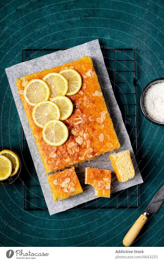 Quadratisches Stück leckerer hausgemachter Zitronenkuchen Kuchen selbstgemacht Ablage gebacken Dessert süß Zitrusfrüchte Leckerbissen geschmackvoll kulinarisch