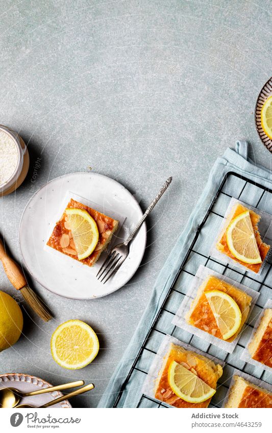 Stücke von leckerem Zitronenkuchen Kuchen Scheibe selbstgemacht Ablage gebacken Dessert süß Portion Zitrusfrüchte Leckerbissen geschmackvoll Teller kulinarisch