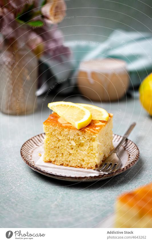 Zitronenkuchen auf Teller serviert Kuchen Scheibe selbstgemacht gebacken Dessert süß Portion Zitrusfrüchte dienen Tablett Gabel Leckerbissen lecker