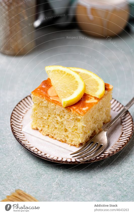 Zitronenkuchen auf Teller serviert Kuchen Scheibe selbstgemacht gebacken Dessert süß Portion Zitrusfrüchte dienen Tablett Gabel Leckerbissen lecker