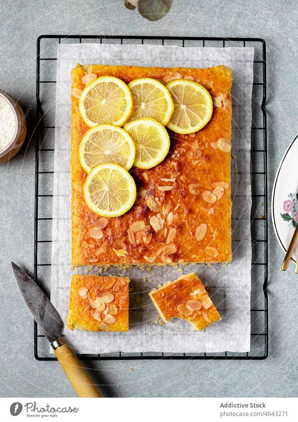 Quadratisches Stück leckerer hausgemachter Zitronenkuchen Kuchen selbstgemacht Ablage gebacken Dessert süß Zitrusfrüchte Leckerbissen geschmackvoll kulinarisch