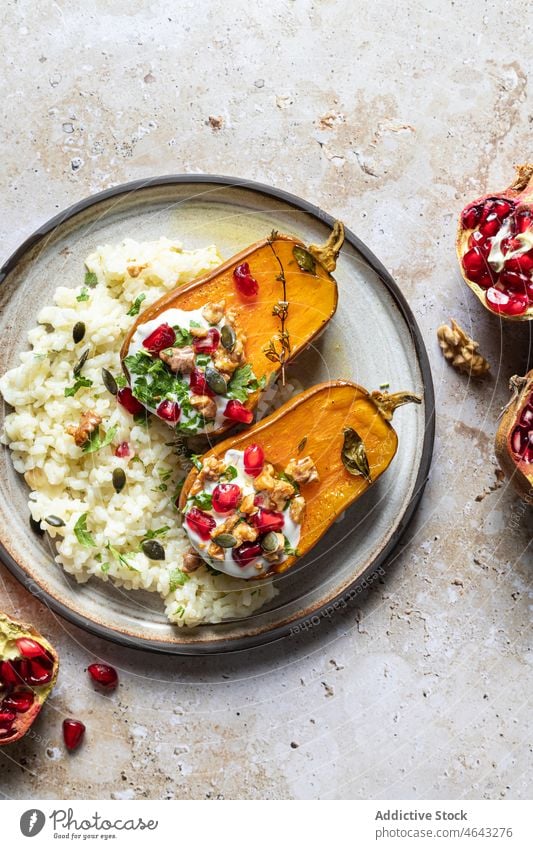 Reis mit gerösteten Kürbissen und Granatäpfeln Mahlzeit Granatapfel Gemüse Braten selbstgemacht Lebensmittel kulinarisch gesunde Ernährung geschmackvoll Tisch