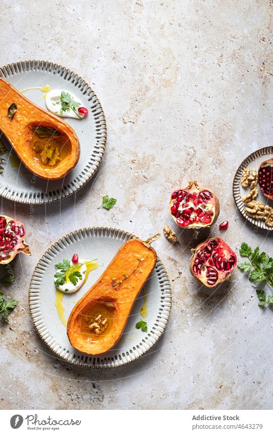 Gebratene Kürbisse und Granatäpfel Mahlzeit Granatapfel Gemüse Braten selbstgemacht Lebensmittel kulinarisch gesunde Ernährung geschmackvoll Tisch lecker Samen