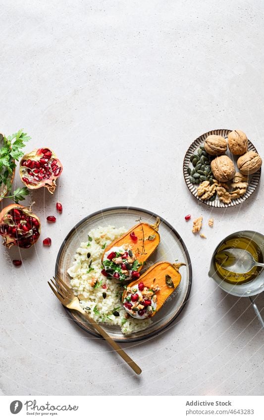 Reis mit gerösteten Kürbissen und Granatäpfeln Mahlzeit Granatapfel Gemüse Braten selbstgemacht Lebensmittel kulinarisch gesunde Ernährung geschmackvoll Tisch