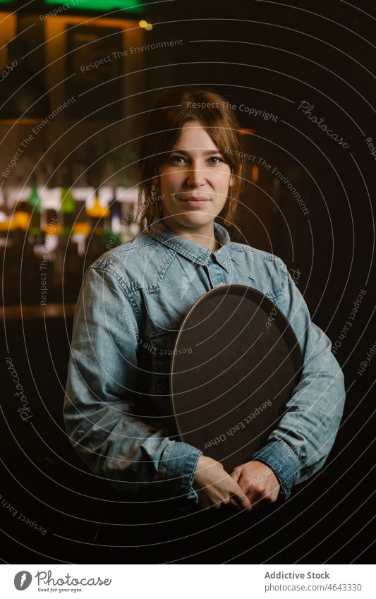 Zufriedene Frau mit Tablett an der Bar Kellnerin Arbeit Arbeiter Arbeitstag Personal Dienst Café Arbeitsplatz Dame Pub attraktiv Job Vorschein feminin modern