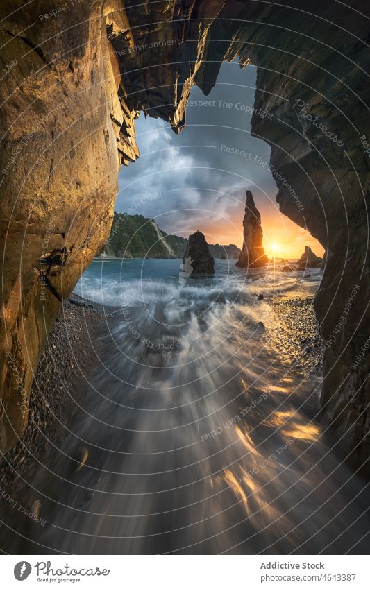 Gesteinsformationen im fließenden Meer MEER Felsen Klippe Wasser Natur Stein Berge u. Gebirge Sonnenuntergang Formation felsig Höhle Sonnenaufgang Meerwasser