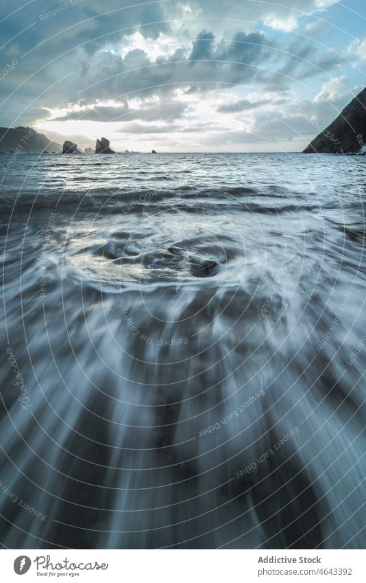 Gesteinsformationen im fließenden Meer MEER Felsen Klippe Wasser Natur Stein Berge u. Gebirge Formation felsig Playa del Silencio Sonnenuntergang Meerwasser