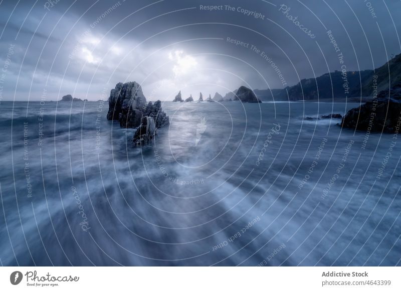 Gesteinsformationen im fließenden Meer MEER Felsen Klippe Wasser Natur Stein Berge u. Gebirge Formation felsig Sonnenuntergang Meerwasser Asturien Spanien rau