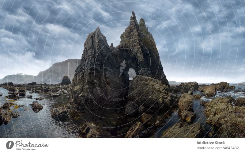 Strand von Campiecho mit felsigen Klippen Felsen MEER Wasser Küste Natur Felsbrocken campiecho Stein Asturien Spanien Formation Ufer rau wolkig bedeckt Umwelt