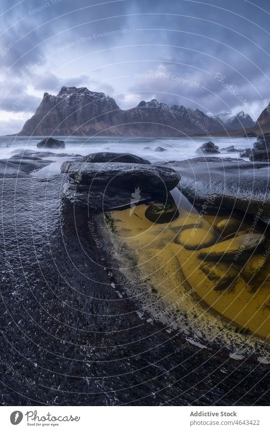 Meer im Schärengarten in Norwegen MEER fließen Inselgruppe Berge u. Gebirge Schnee Wasser Natur bedeckt Felsen Winter Felsbrocken Umwelt Landschaft marin