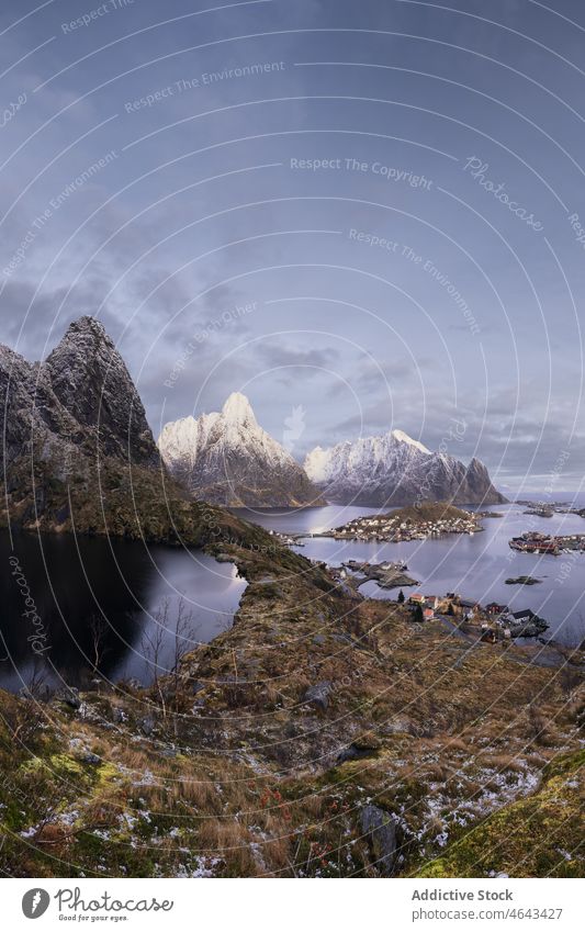 Die Insel Lofoten mit schneebedeckten Bergen MEER Küste Berge u. Gebirge Inselgruppe Wasser Natur lofoten Schnee Winter Umwelt Landschaft marin natürlich