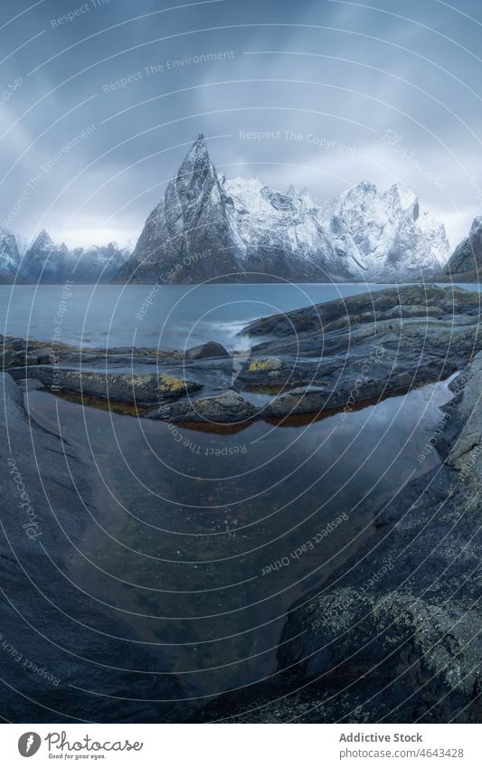 Meer im Schärengarten in Norwegen MEER fließen Inselgruppe Berge u. Gebirge Schnee Wasser Natur bedeckt Felsen Winter Felsbrocken Umwelt Landschaft marin