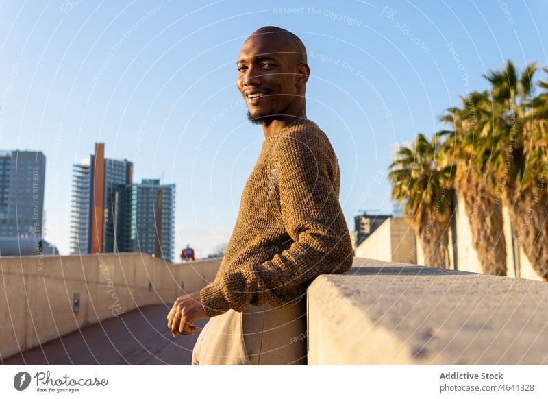 Inhalt Schwarzer Mann auf der Straße Borte Zeitvertreib urban Stil Großstadt Gebäude Baum Streetstyle Vorschein männlich kahl Afroamerikaner schwarz unrasiert