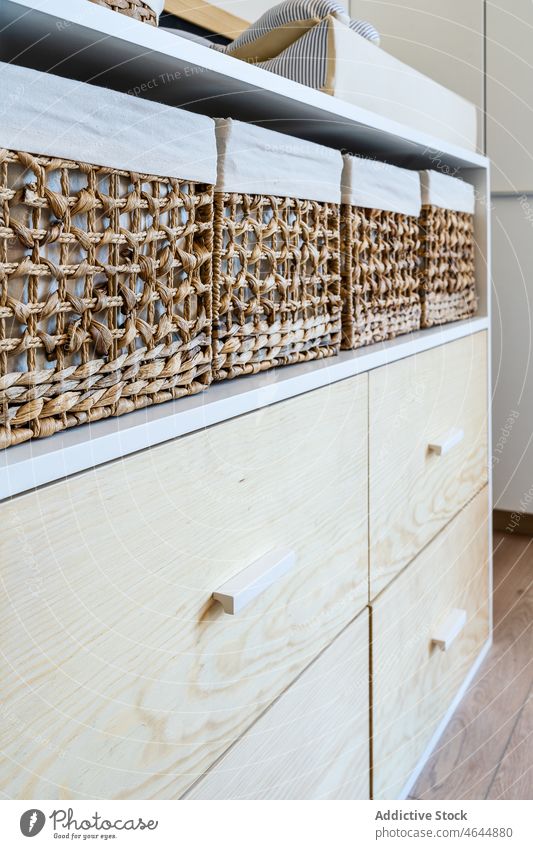 Weidenkörbe auf Holzschubladen Schublade Korb Rattan Lager Raum hölzern Design Stil Container Appartement heimwärts wohnbedingt flach viele Element Anwesen