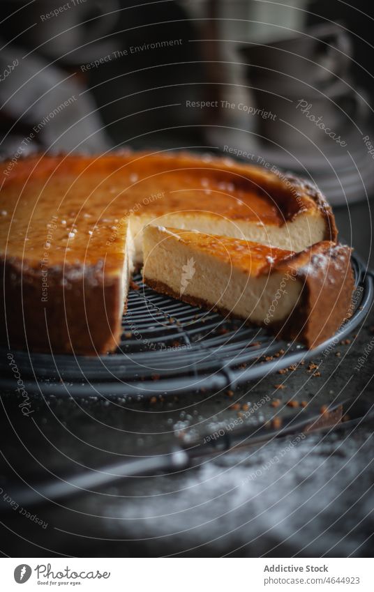 Leckeres Stück köstlichen hausgemachten Käsekuchens auf Teller mit Löffel lecker geschmackvoll süß appetitlich dienen Tisch Backblech Backform Dessert