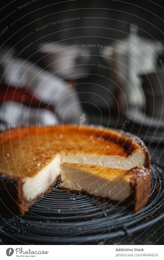 Leckeres Stück köstlichen hausgemachten Käsekuchens auf Teller mit Löffel lecker geschmackvoll süß appetitlich dienen Tisch Backblech Backform Dessert