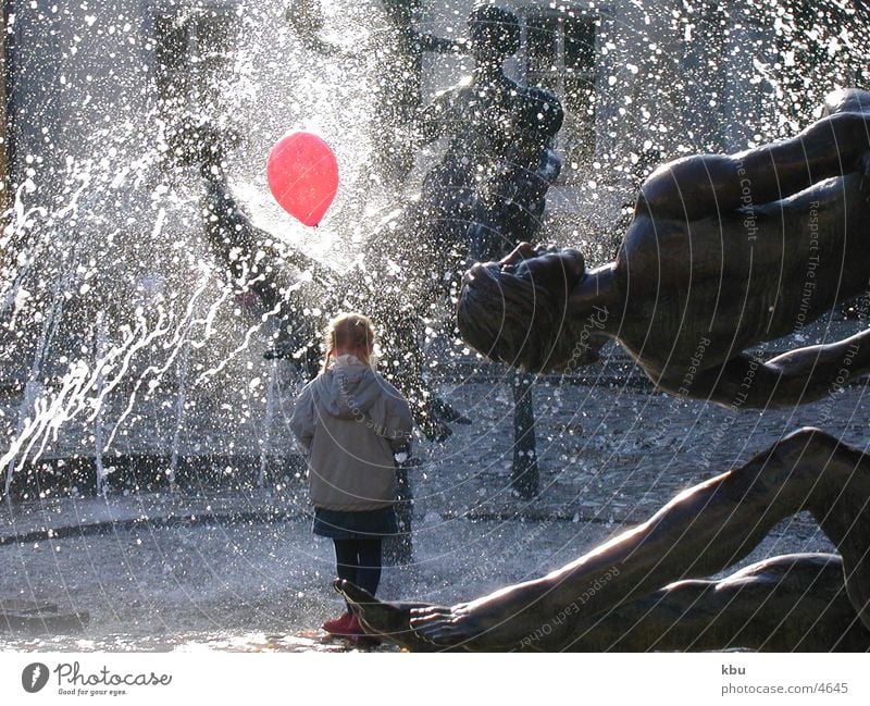 roterBallon Momentaufnahme Mensch Brunnen der Freundschaft in Rostock