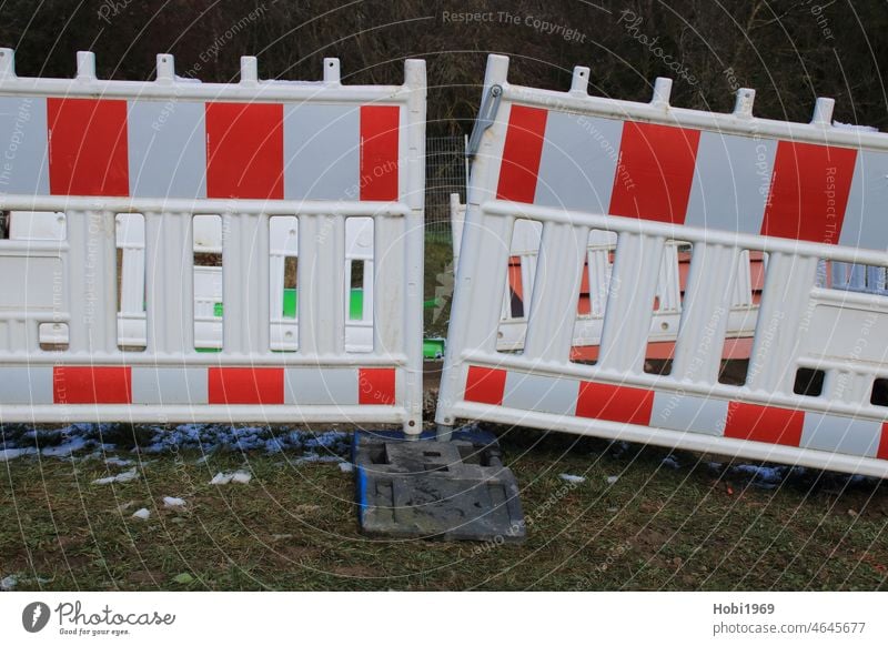 Baustelle ist mit Absperrmaterial abgesichert Absperrung Material Sicherung Absicherung Sicherheit absichern Warnen Warnung Warnbarke Warnschranke Straße