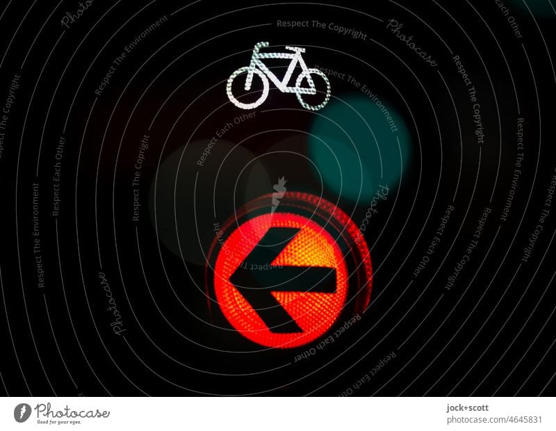 Signal fürs Fahrrad leuchtet Rot Ampel Fahrradampel Mobilität Verkehrszeichen Piktogramm leuchten rot Berlin dunkel Design Symbole & Metaphern links Pfeil