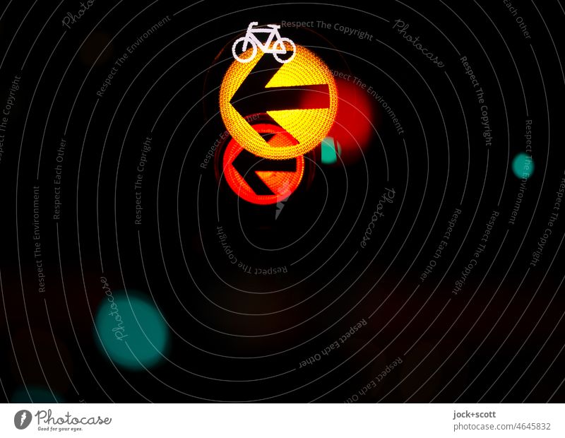 Signal fürs Fahrrad leuchtet Rot, Gelb und Grün Ampel Fahrradampel Mobilität Verkehrszeichen leuchten Piktogramm Berlin dunkel Design Symbole & Metaphern links