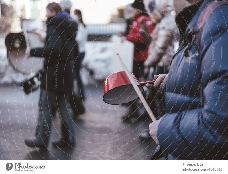 Demonstration mit Kochtopf in der Hand protestieren Politik & Staat Gesellschaft (Soziologie) Verantwortung Gerechtigkeit Menschenrechte Schilder & Markierungen