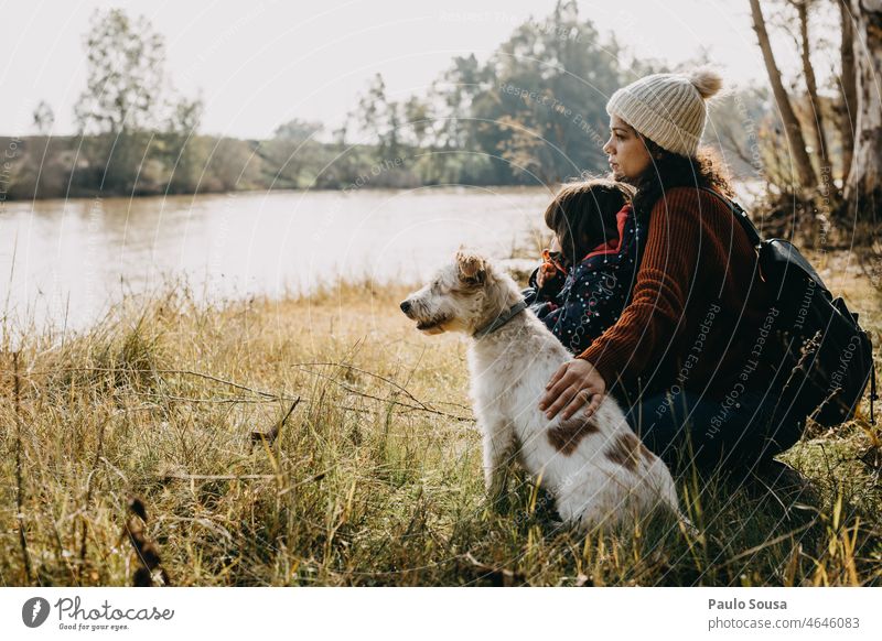 Frau mit Tochter und Hund Familie & Verwandtschaft Zusammensein Zusammengehörigkeitsgefühl Mutterschaft Lifestyle Eltern Fröhlichkeit Kindheit Glück Menschen