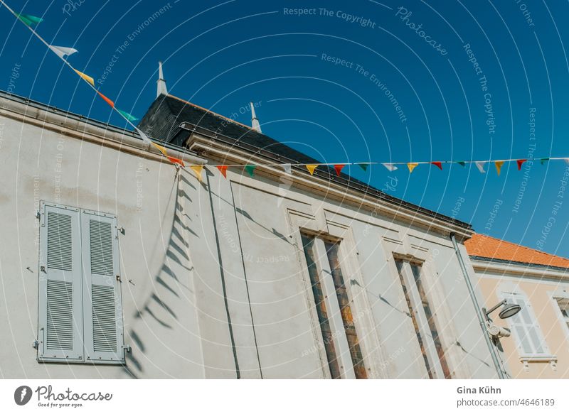 Bunte Fähnchen an Hauswand bunte fähnchen flagge leben in der stadt außenaufnahme von gebäuden dekoration stadthaus hausfassade hausdekoration landhaus bauwerke