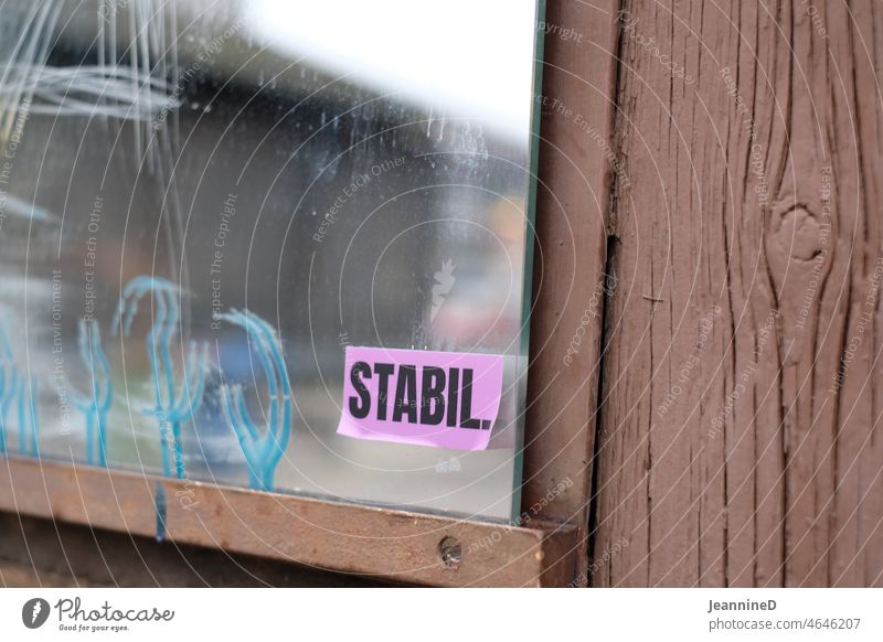 Haltbar. Spiegel an die Holzwand kleben Text Pferdestall Gebäude Unschärfe Fassade Aufkleber Wand purpur braun kritisch Prüfen Sie Schriftzeichen Kommunizieren