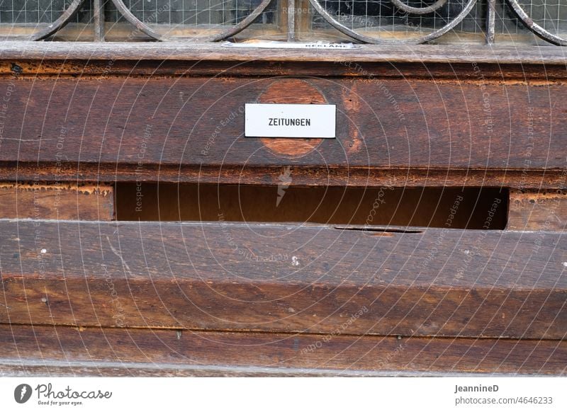 Holztür mit Zeitungseinwurf Tür Briefkasten alt Eingang Eingangstür Altbau Post Briefschlitz Zeitschrift altmodisch schreiben komunikation Postkarte Nachbarn