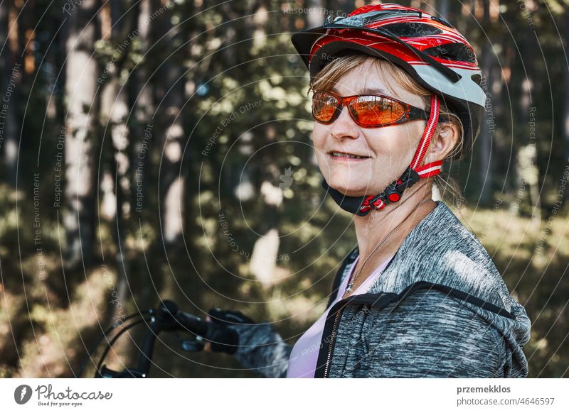 Aktive Frau radelt auf Waldweg. Weibliche Reiten Fahrrad Off-Road-Route auf Sommerurlaub Tag Fahrradfahren Ausflug Urlaub Abenteuer Radfahren Erholung reisen