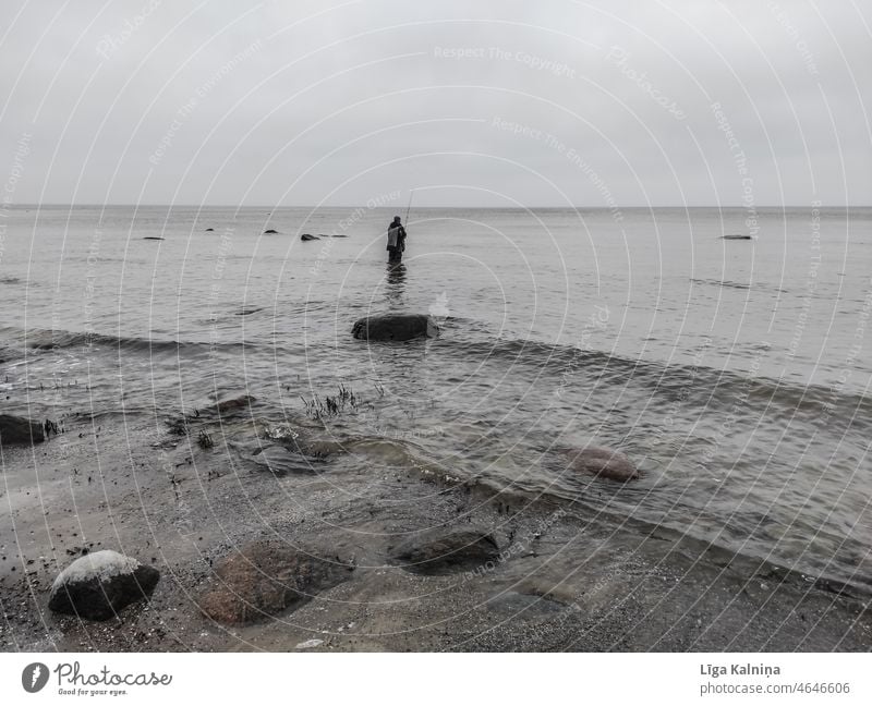 Mann beim Fischen im Meer MEER Nordsee Ostsee Ferien & Urlaub & Reisen Wasser Sand Küste Tourismus Erholung Strand Himmel Ostseeküste Sommerurlaub Nordseeküste